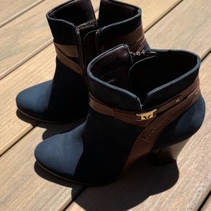 Like new, nave blue ankle boots